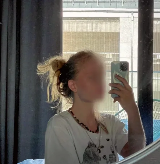 Azzurra, 19 anni